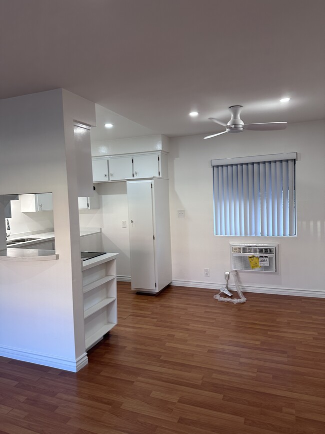 11130 Huston St, Unit 6 in North Hollywood, CA - Building Photo - Building Photo