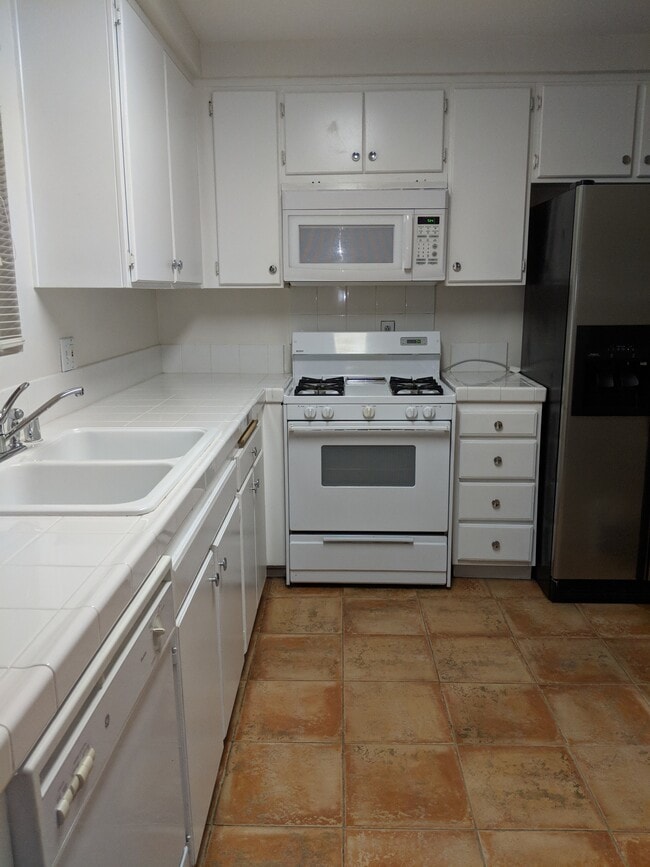 3614 Seacrest Way in Oceanside, CA - Foto de edificio - Building Photo