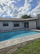 887 W Lake Holden Pt in Orlando, FL - Building Photo - Building Photo