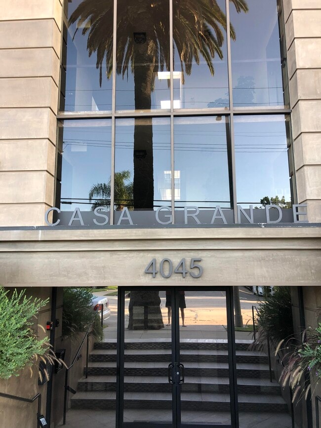 4045 E 3rd St in Long Beach, CA - Foto de edificio - Building Photo