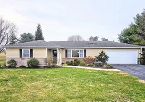 1329 Landisville Rd in Manheim, PA - Building Photo