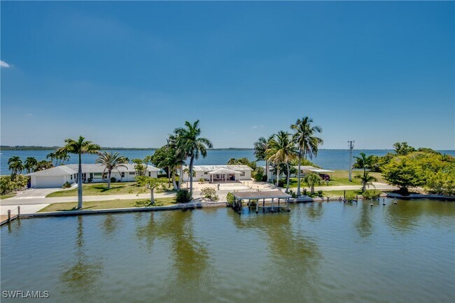 2579 Third St in Matlacha, FL - Building Photo - Building Photo