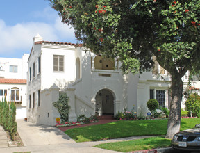 133 N Clark Dr in Beverly Hills, CA - Foto de edificio - Building Photo