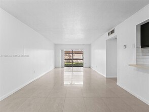 633 S Royal Poinciana Blvd in Miami Springs, FL - Building Photo - Building Photo