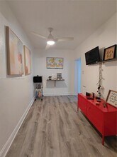 1050 NE 82nd St in Miami, FL - Foto de edificio - Building Photo