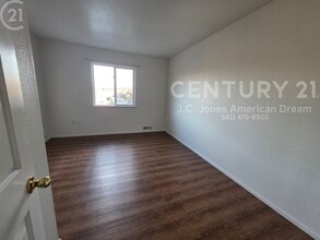 1043 Rainwood Ln in Grants Pass, OR - Building Photo - Building Photo