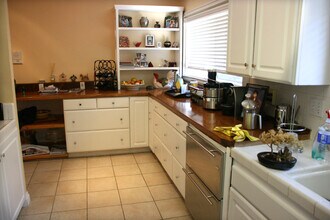 5266 Lindley Ave in Encino, CA - Building Photo - Building Photo