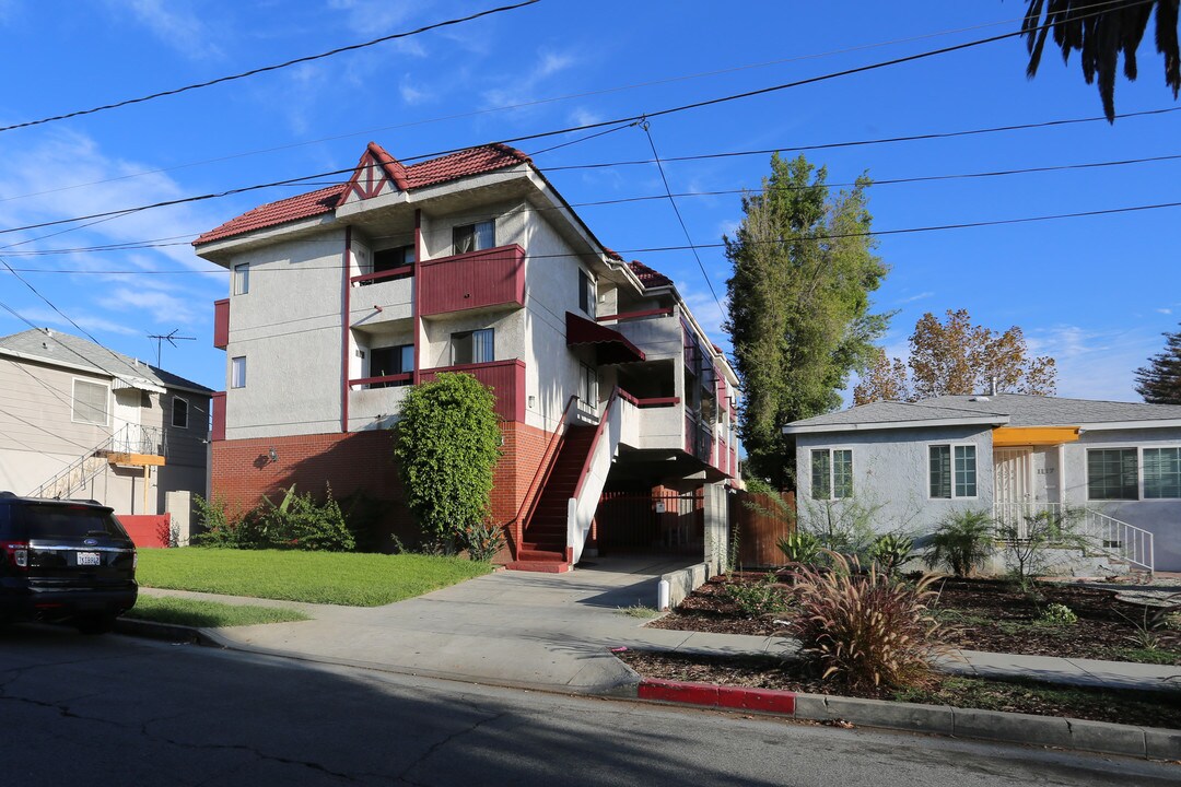 1111 E Windsor Rd in Glendale, CA - Foto de edificio