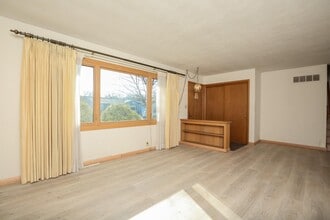 1705 Elmwood Dr in Bettendorf, IA - Building Photo - Building Photo