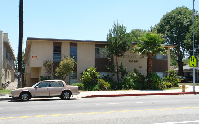 13458 Vanowen St in Van Nuys, CA - Foto de edificio - Building Photo