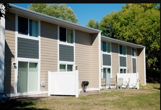 Charter Oaks Townhomes in Stillwater, MN - Building Photo - Building Photo