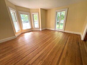 134 Central St, Unit 1 in Northfield, VT - Foto de edificio - Building Photo