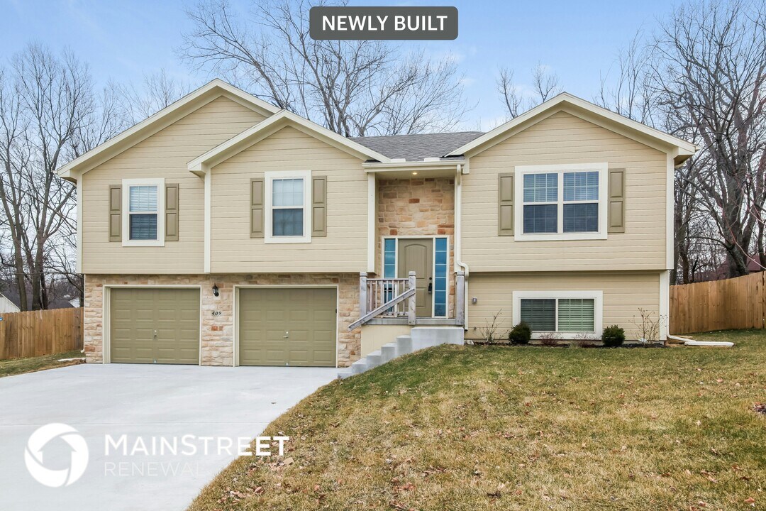 409 Wiltshire Dr in Raymore, MO - Building Photo