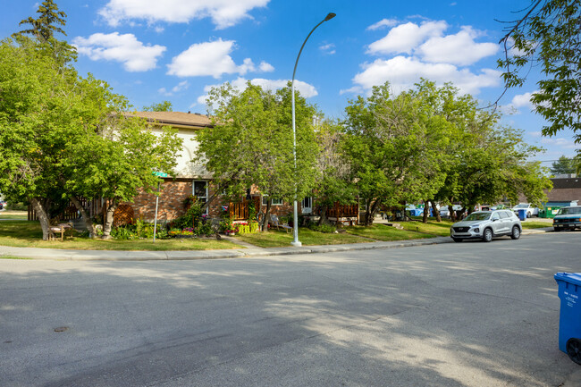 6304 Bowwood Dr NW in Calgary, AB - Building Photo - Building Photo