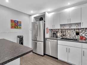 3375 N Country Club Dr in Miami, FL - Building Photo - Building Photo