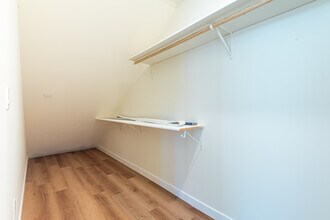 16753 Sherman Way in Van Nuys, CA - Foto de edificio - Building Photo