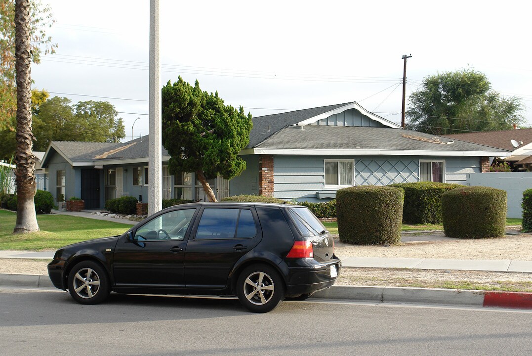 417 W Guinida Ln in Anaheim, CA - Building Photo