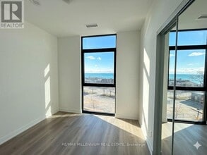 2075 Lakeshore Rd. in Burlington, ON - Building Photo - Building Photo