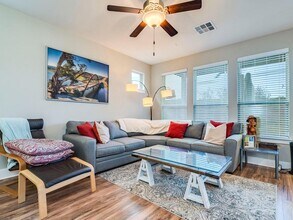 9500 Hunter Ln in Austin, TX - Building Photo - Building Photo