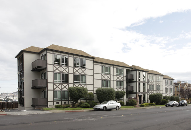 Eastmoor Apartments in Daly City, CA - Building Photo - Building Photo