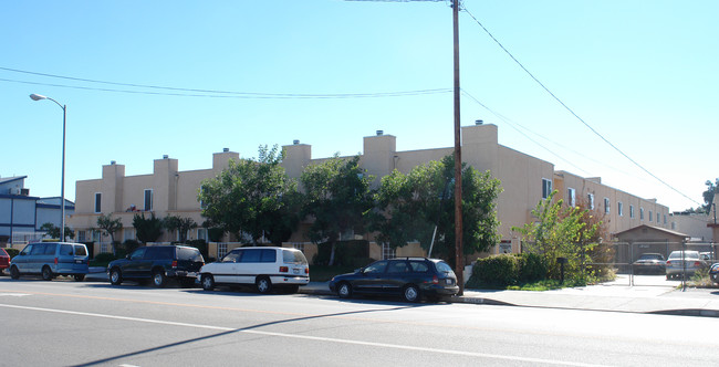 14530 Plummer St in Panorama City, CA - Foto de edificio - Building Photo