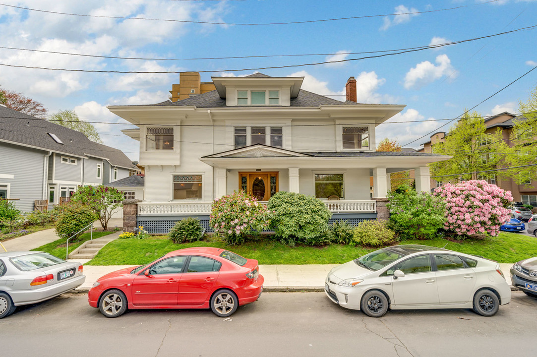 1608 NE Halsey St in Portland, OR - Building Photo