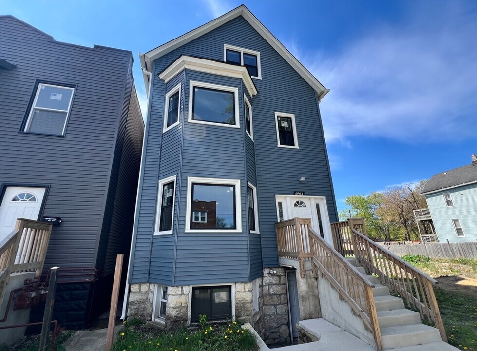 4903 W Hubbard St, Unit 2 in Chicago, IL - Building Photo