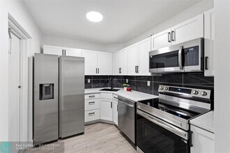 3105 Oakland Shores Dr in Oakland Park, FL - Building Photo - Building Photo