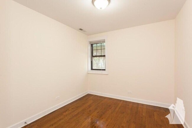 property at 1940 W Wilson Ave