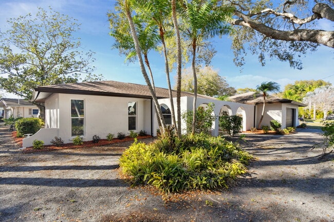 570 Casler Ave in Clearwater, FL - Foto de edificio - Building Photo