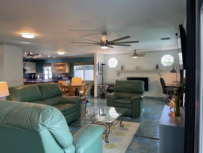 27209 Lakehurst Ave in Santa Clarita, CA - Building Photo - Building Photo