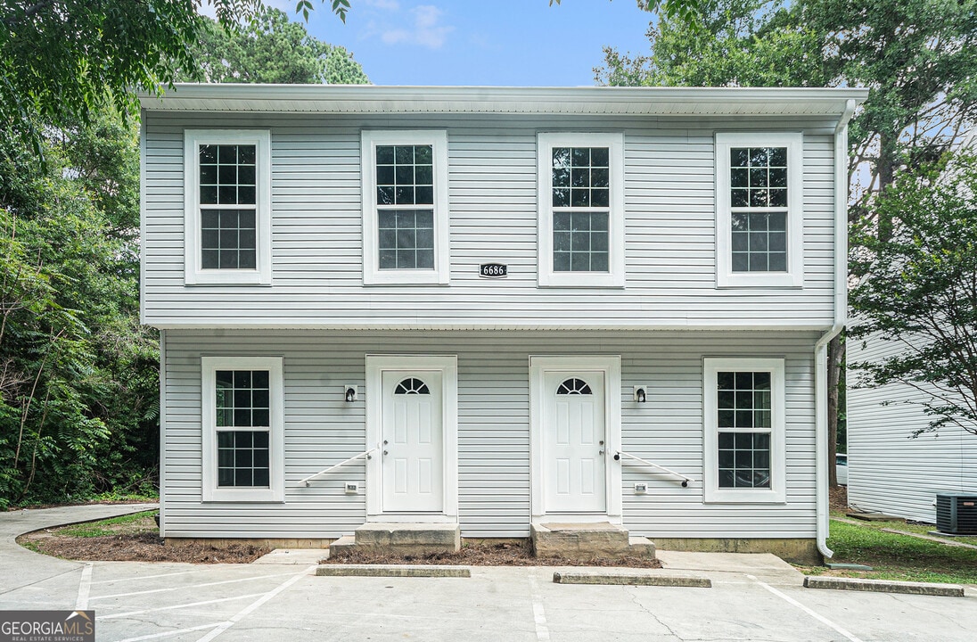 6686 Chupp Rd in Lithonia, GA - Building Photo