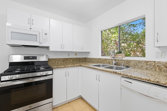 18350 Hatteras St, Unit 253 in Tarzana, CA - Building Photo - Building Photo