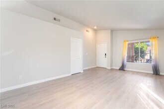 1512 Iron Springs Dr in Las Vegas, NV - Foto de edificio - Building Photo
