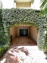 6204 Paradise Point Dr in Palmetto Bay, FL - Building Photo - Building Photo