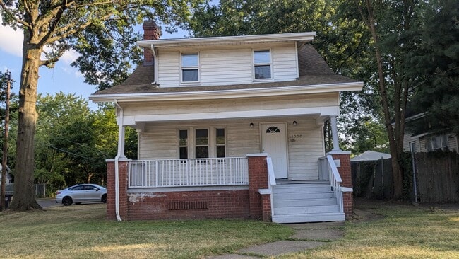 1000 Lovers Ln in Akron, OH - Building Photo - Building Photo