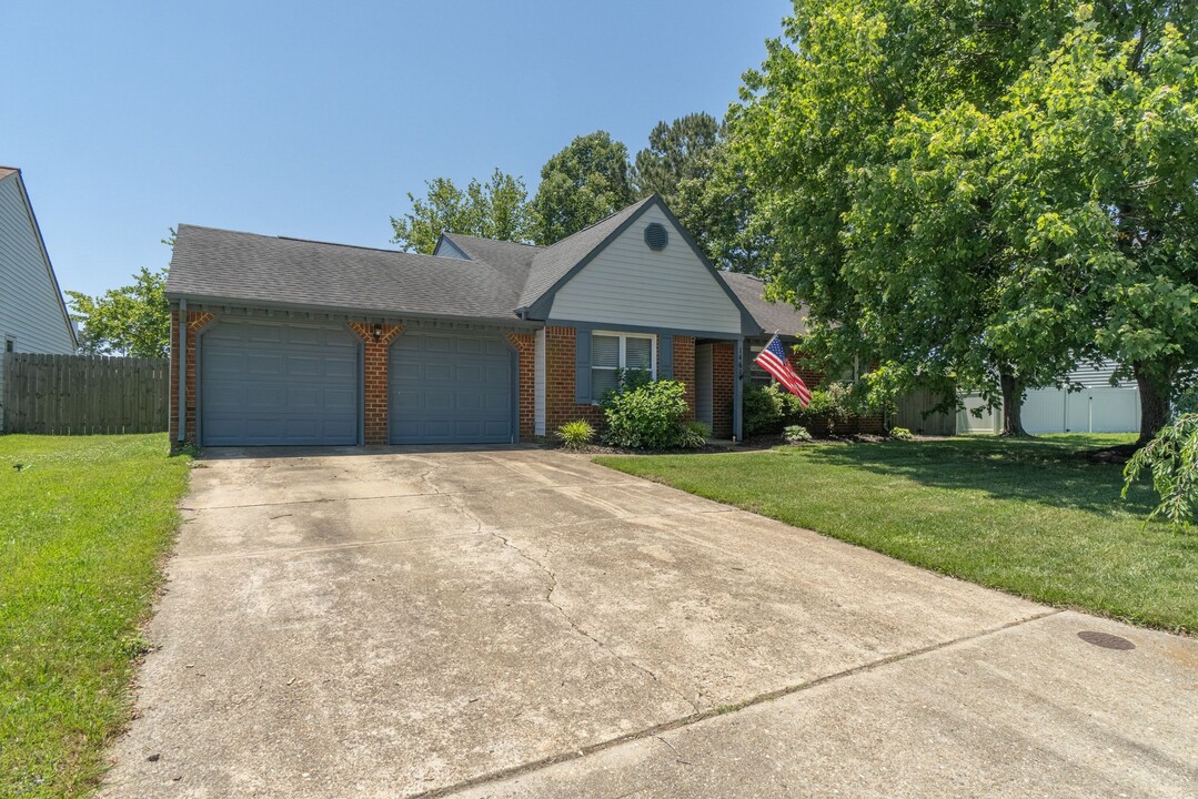1461 Drumheller Dr in Virginia Beach, VA - Foto de edificio