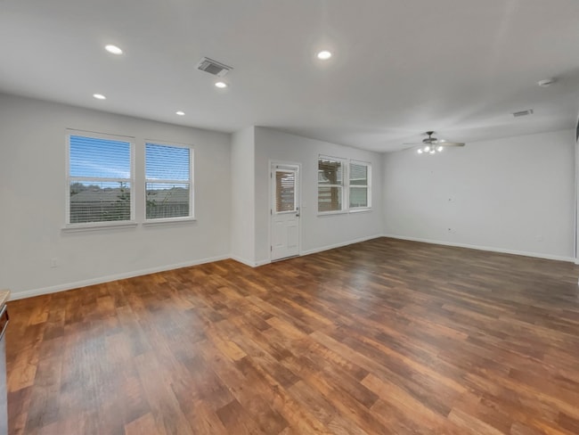 717 Twisted Oaks Ln in Buda, TX - Foto de edificio - Building Photo