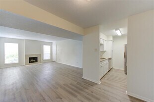6606 De Moss Dr in Houston, TX - Building Photo