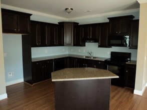 405 S Pointe Dr in Winterville, NC - Building Photo - Building Photo