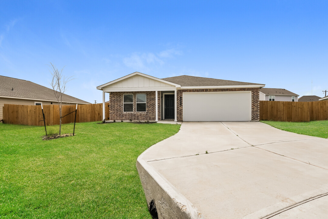 124 Rustic Trce in Snook, TX - Building Photo