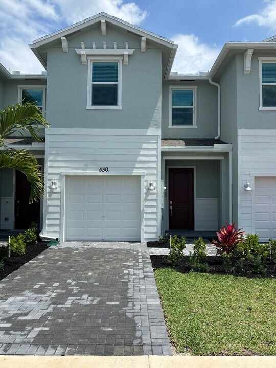 530 Rivergrass St in Port St. Lucie, FL - Building Photo