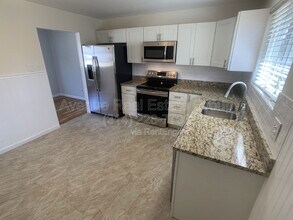 858 Hazelvalley Dr in Hazelwood, MO - Building Photo - Building Photo