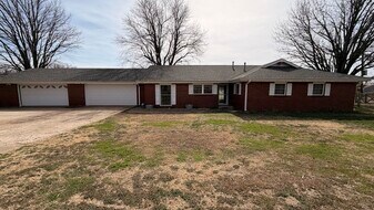 40005 Benson Park Rd in Shawnee, OK - Building Photo
