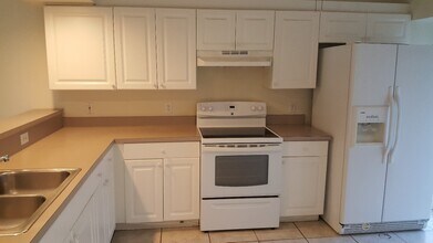 519 SE 23rd Pl in Cape Coral, FL - Building Photo - Building Photo