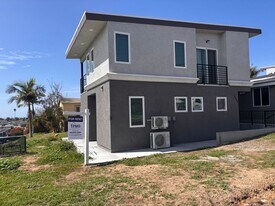 2242 Sea Breeze Dr in San Diego, CA - Building Photo