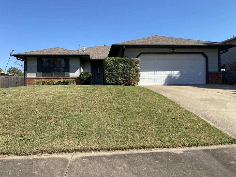 2320 S W Wolf Run Dr in Claremore, OK - Building Photo