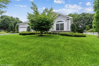 2 Pondview in Smithtown, NY - Foto de edificio - Building Photo