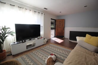 3829 Glenfeliz Boulevard in Los Angeles, CA - Foto de edificio - Building Photo