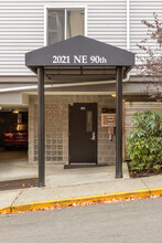 Maple Leaf Plaza in Seattle, WA - Foto de edificio - Building Photo